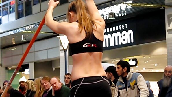 Eine Brünette mit großen natürlichen Brüsten sitzt auf einem großen schöne reife nackte frauen Schwanz