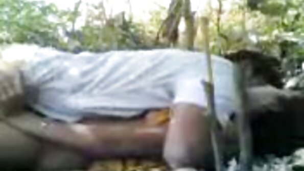 Asiatin geile reife nackte frauen wird von zwei Typen auf dem Boden brutal gefickt
