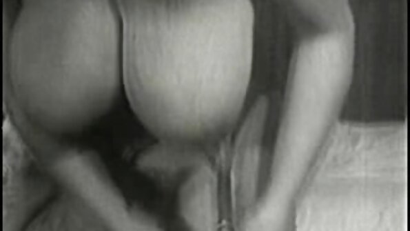Ein Mädchen mit riesigen Titten schiebt einen großen Dildo in ihre Möse geile nackte frauen ab 50