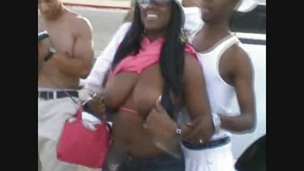 Eine sexy Blondine in schwarzen Dessous kommt in einem Solo-Video ins reife weiber nackt Schwitzen