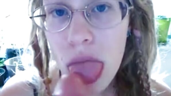 Ein Babe mit großen, federnden Titten bearbeitet ihren heißen kostenlose sexbilder von reifen frauen Mund an einem Penis