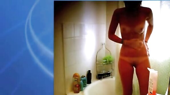 Ein brünettes Sologirl steckt sich ein großes Sexspielzeug in ihre nackte frauen ab 50 nasse Fotze