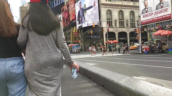 Eine Latina-Amateurin mit großem Arsch, die es liebt, Schwänze zu reiten, ist in einem nackte alte frauen videos Auto