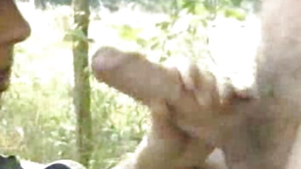 Ein Mädchen mit heißen Titten massiert reife nackte frauen beim sex sich in einem Solo-Video die Lippen der Fotze