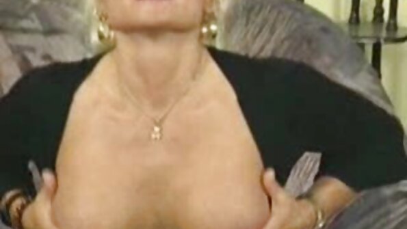 Eine reizende Latina-Lady ist auf ihrem Rücken und sie nackte reife weiber nimmt es mit einem Schwanz auf